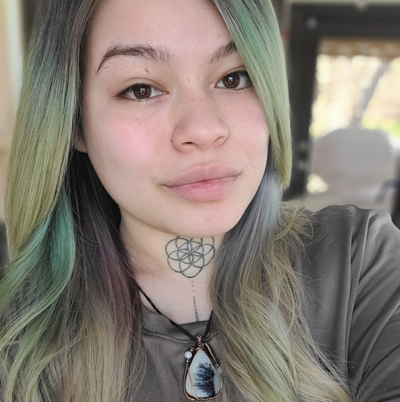 Meet your Posher, Yesenia - Picture 2 of 2